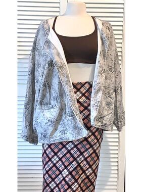 Earthy Botanical Floral Unstructured Blazer
Jacket Cotton Tencel Blend OSFM Gray